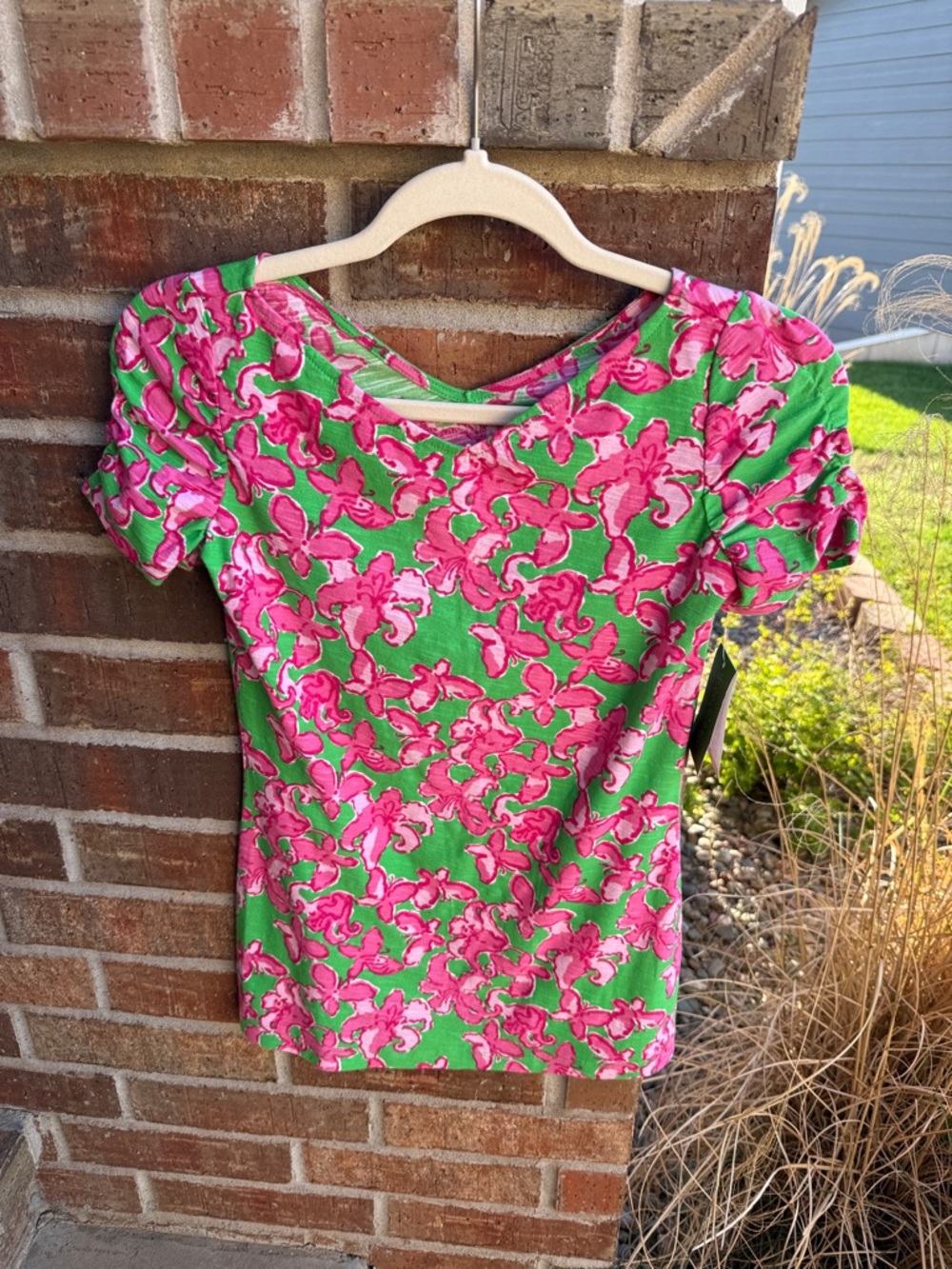Lilly Pulitzer Ladies XS Pink Floral Scoop Neck Short Sleeve Top on Green
